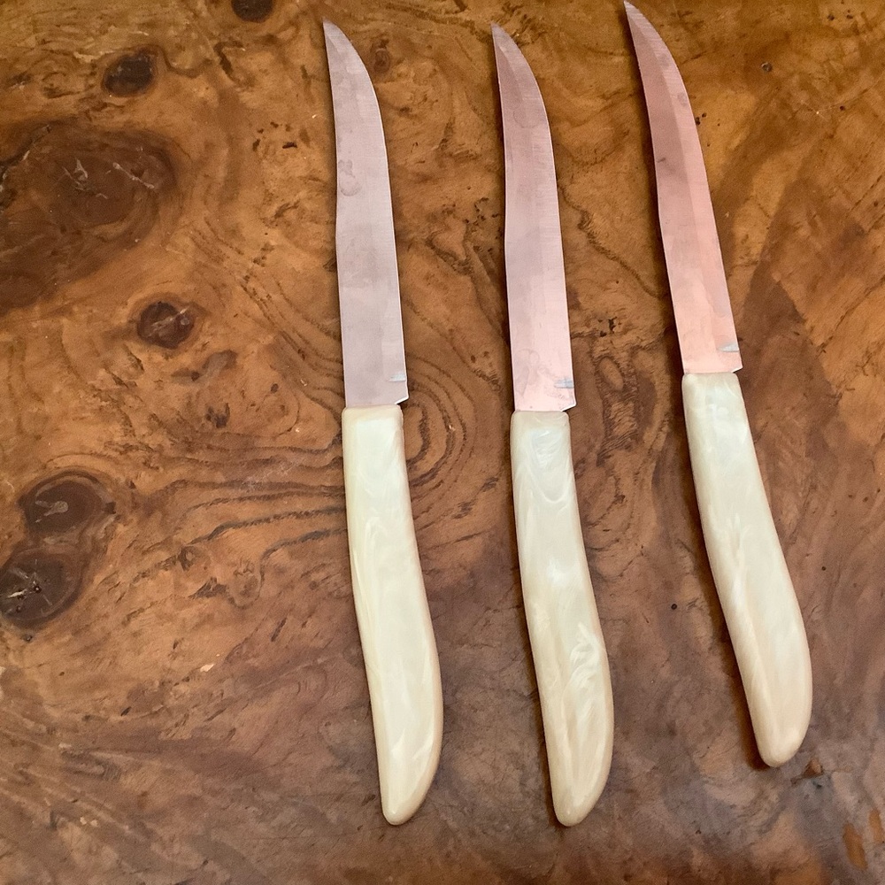 Vintage QUIKUT Stainless Steele 8.75” Steak Knives Ivory Plastic Handle Lot of 3